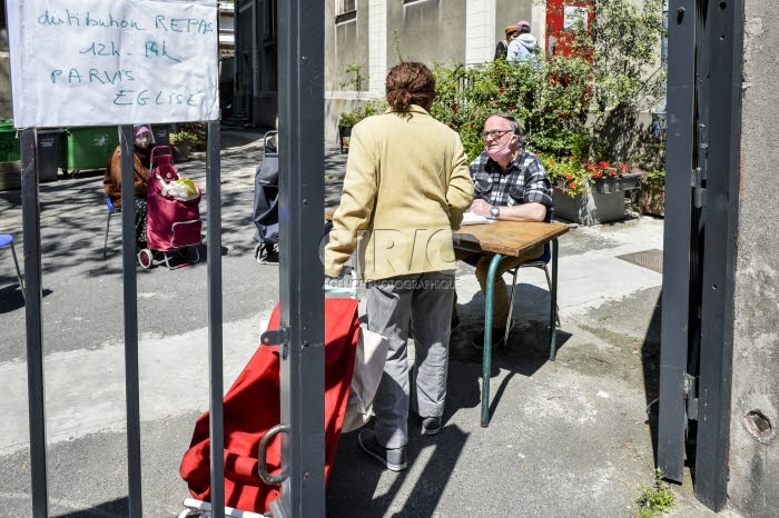 Coronavirus Covid-19, épicerie solidaire dans la paroisse Saint-Ambroise.