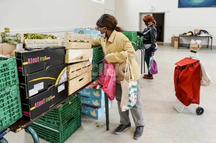 Coronavirus Covid-19, épicerie solidaire dans la paroisse Saint-Ambroise.