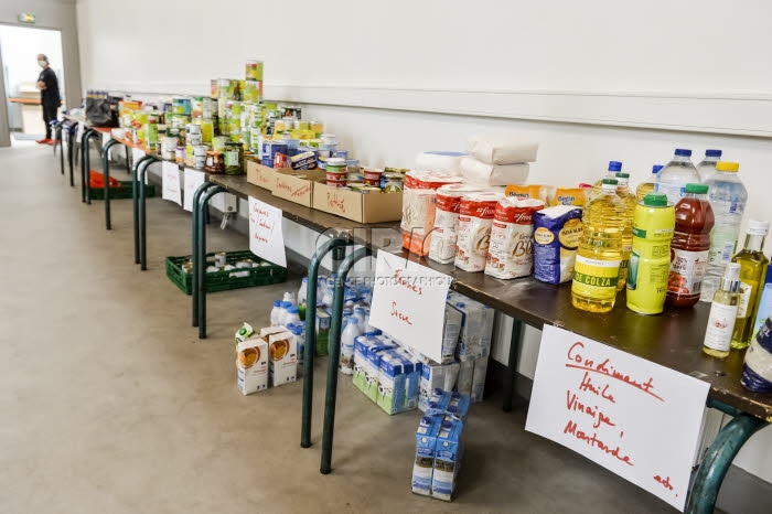 Coronavirus Covid-19, épicerie solidaire dans la paroisse Saint-Ambroise.