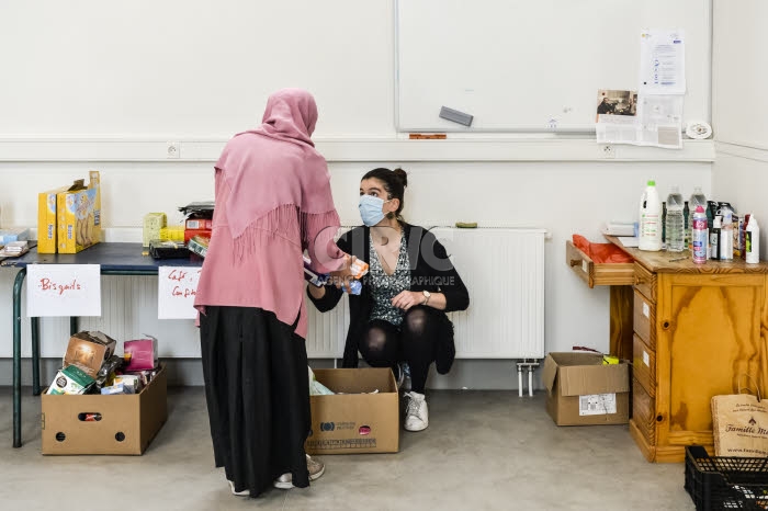 Coronavirus Covid-19, épicerie solidaire dans la paroisse Saint-Ambroise.