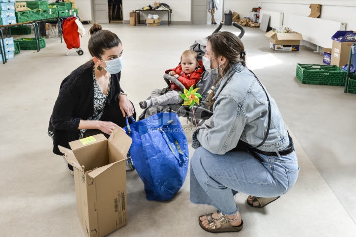 Coronavirus Covid-19, épicerie solidaire dans la paroisse Saint-Ambroise.