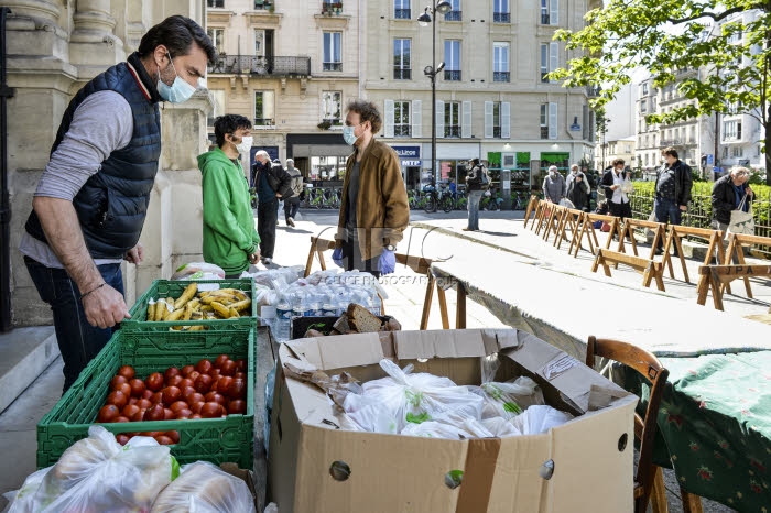 Covid-19, distribution alimentaire aux plus démunis, paroisse Saint Ambroise.