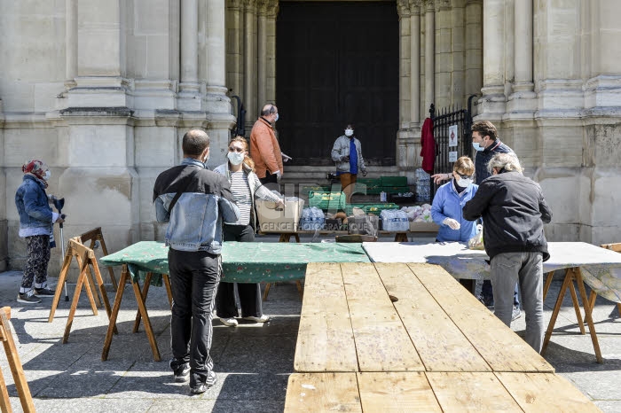 Covid-19, distribution alimentaire aux plus démunis, paroisse Saint Ambroise.