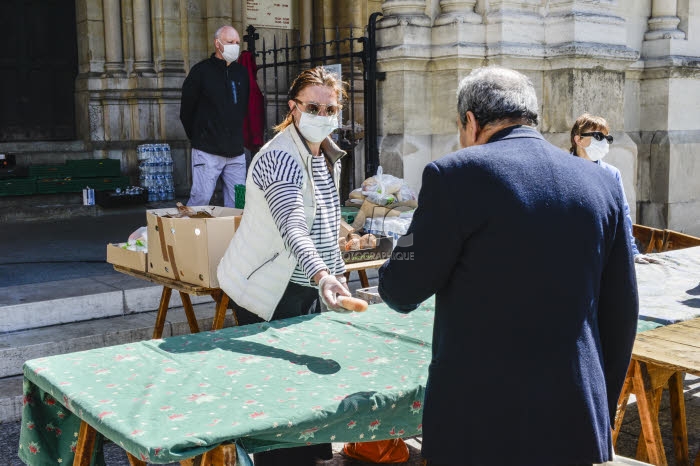 Covid-19, distribution alimentaire aux plus démunis, paroisse Saint Ambroise.