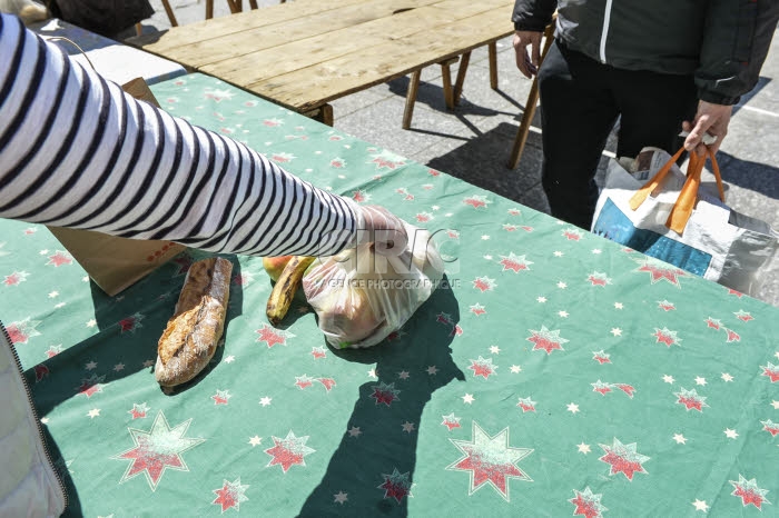 Covid-19, distribution alimentaire aux plus démunis, paroisse Saint Ambroise.