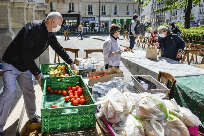 Covid-19, distribution alimentaire aux plus démunis, paroisse Saint Ambroise.