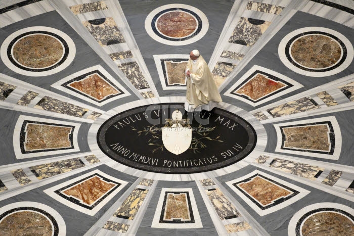 Le pape François dans la basilique Saint Pierre, Vatican.