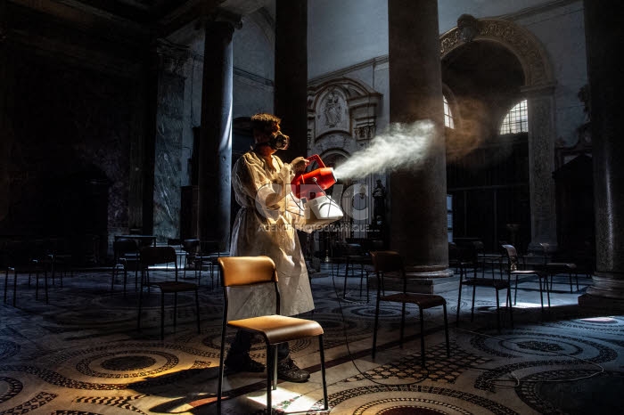 Coronavirus, désinfection de la basilique Sainte Marie du Trastevere à Rome.