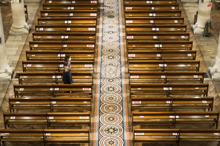 Coronavirus, aménagement de l’église suivant les mesures sanitaires.