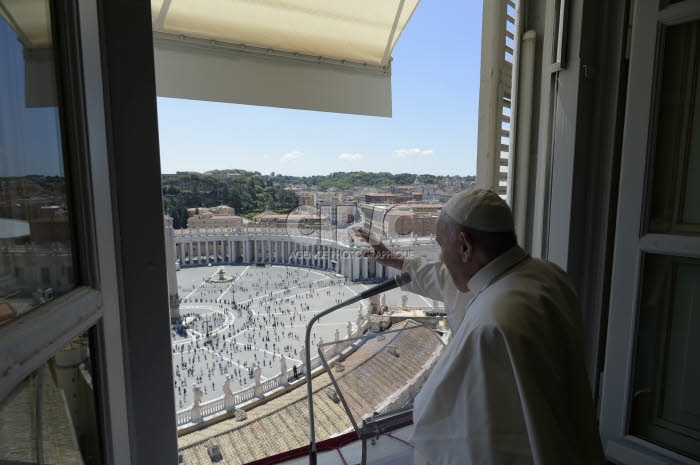 Le pape François saluant les fidèles qui se trouvent place Saint-Pierre.