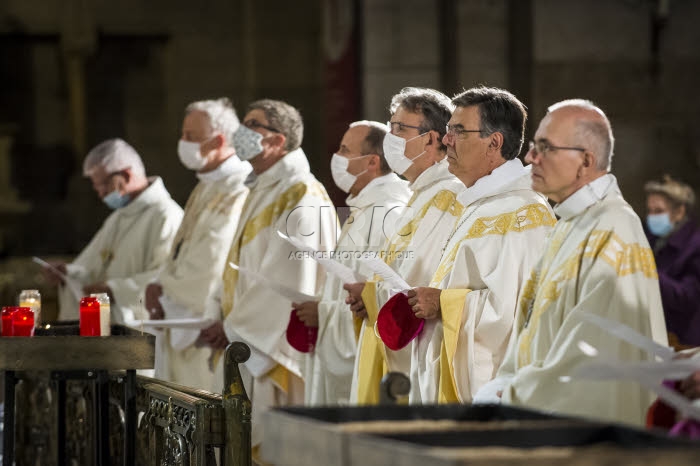 Covid 19, prière des évêques de France dans la basilique du Sacré Coeur.