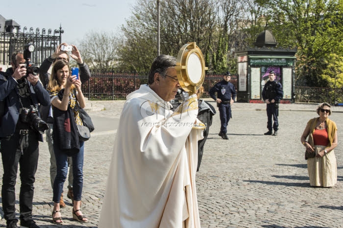Coronavirus. Jeudi saint, Mgr AUPETIT bénit Paris avec le Saint-Sacrement.