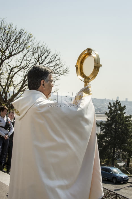 Coronavirus. Jeudi saint, Mgr AUPETIT bénit Paris avec le Saint-Sacrement.