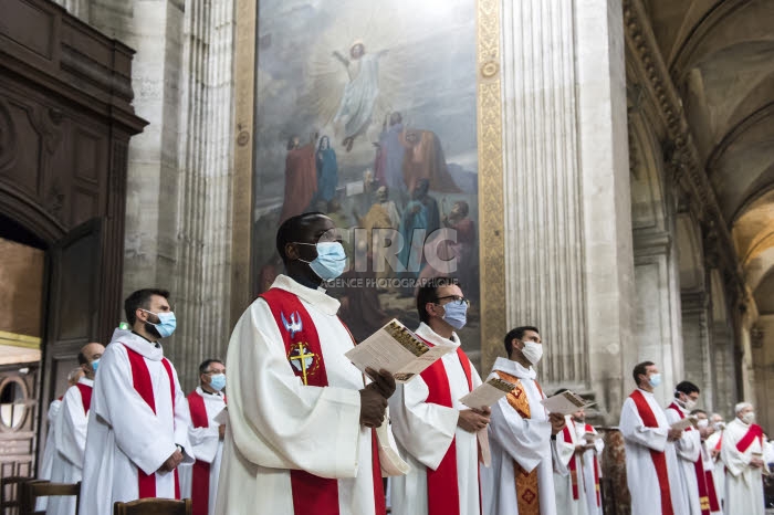 Covid-19, prêtres portant des masques de protection durant la messe.