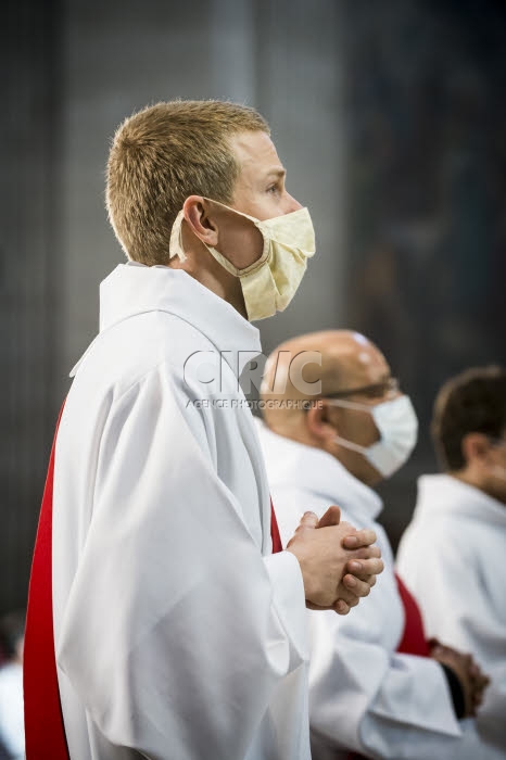 Covid-19, masques de protection portés par les ordinands durant la messe.