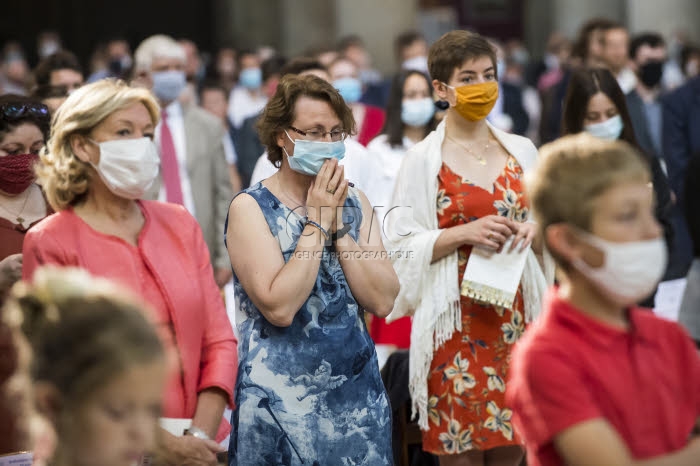 Covid-19, masques de protection portés dans l'assemblée durant la messe.