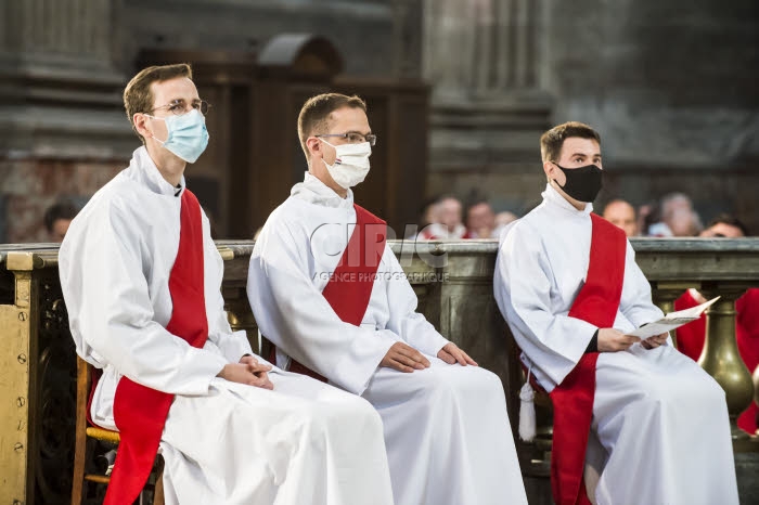 Covid-19, masques de protection portés par les ordinands durant la messe.