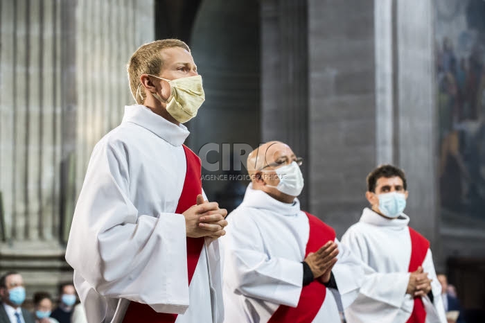 Covid-19, masques de protection portés par les ordinands durant la messe.