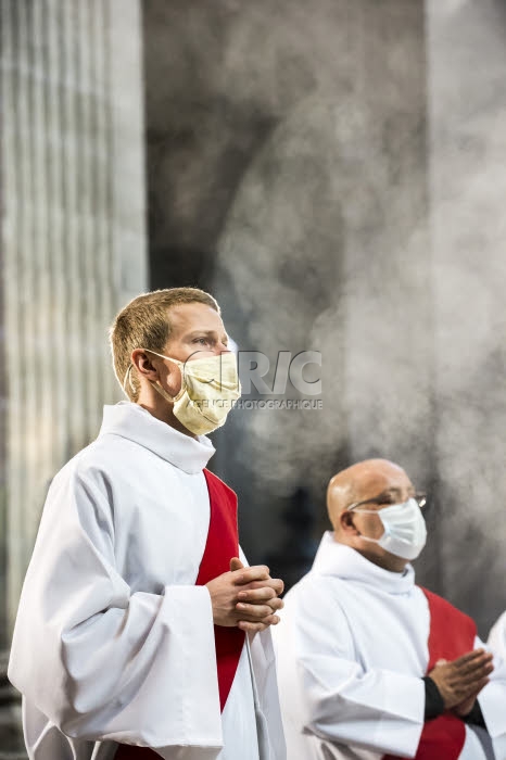 Covid-19, masques de protection portés par les ordinands durant la messe.