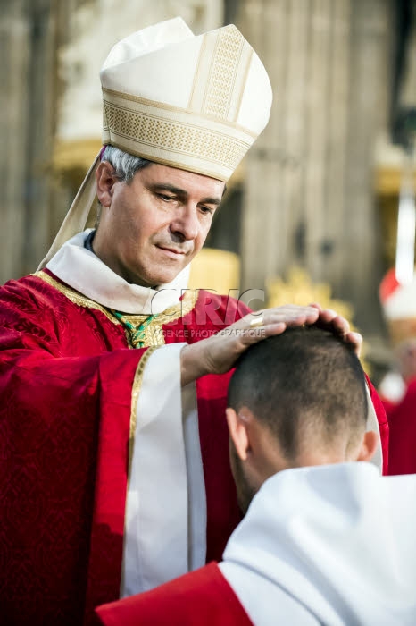 Ordinations sacerdotales, imposition des mains par Mgr Denis JACHIET.