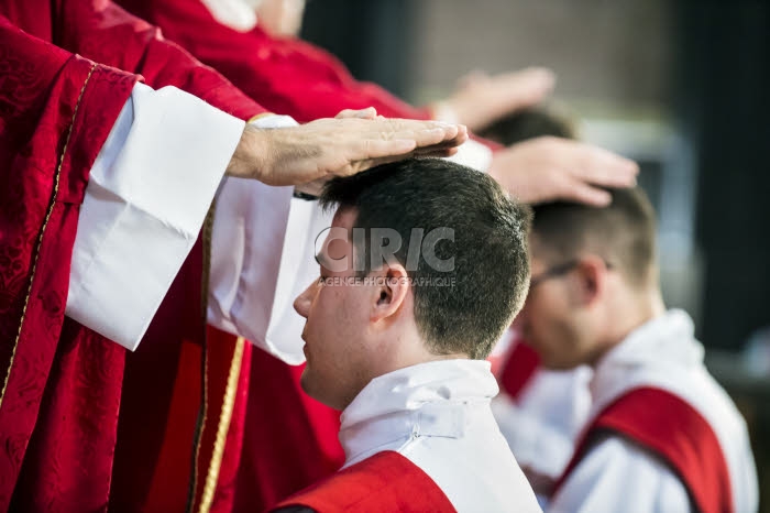 Ordinations sacerdotales, imposition des mains.