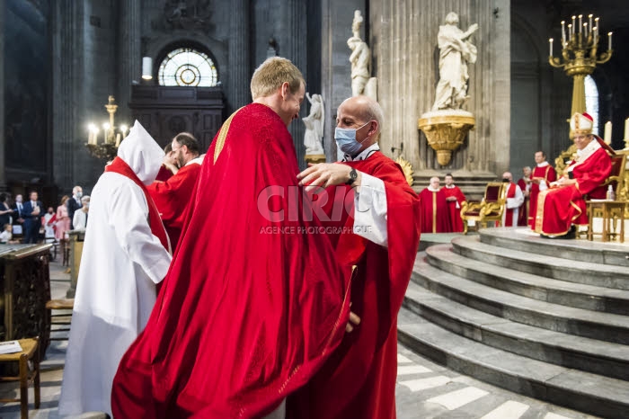 Ordinations sacerdotales, remise de la chasuble.