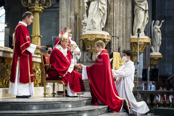 Onction des mains d'un prêtre nouvellement ordonné, par Mgr AUPETIT.