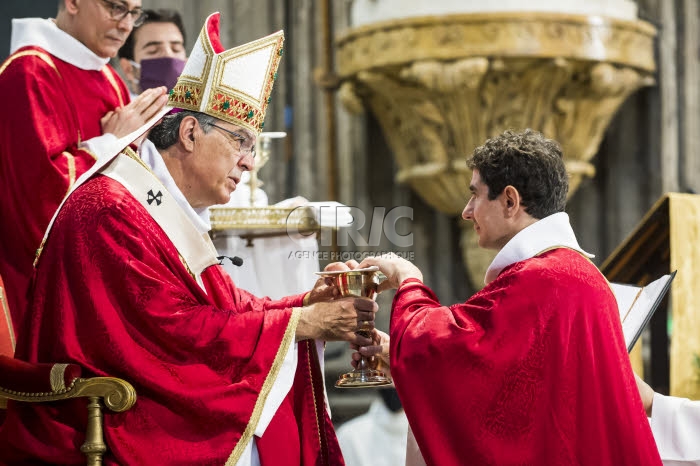 Remise du calice par Mgr AUPETIT à un prêtre nouvellement ordonné.