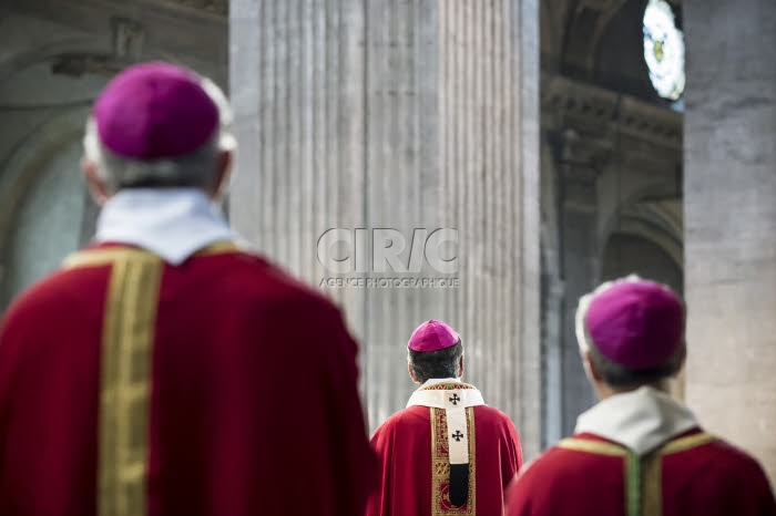 Messe, évêques vus de dos.