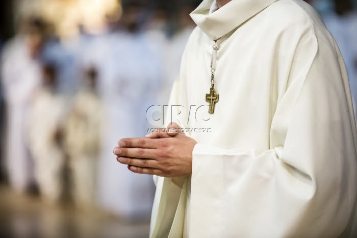 Mains jointes d'un servant de messe.