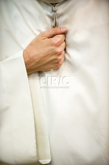 Prière liturgique "Confiteor", avec geste du mea culpa.