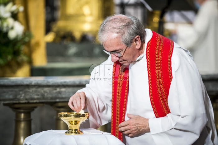 Coronavirus, les prêtres adoptent individuellement la communion par intinction