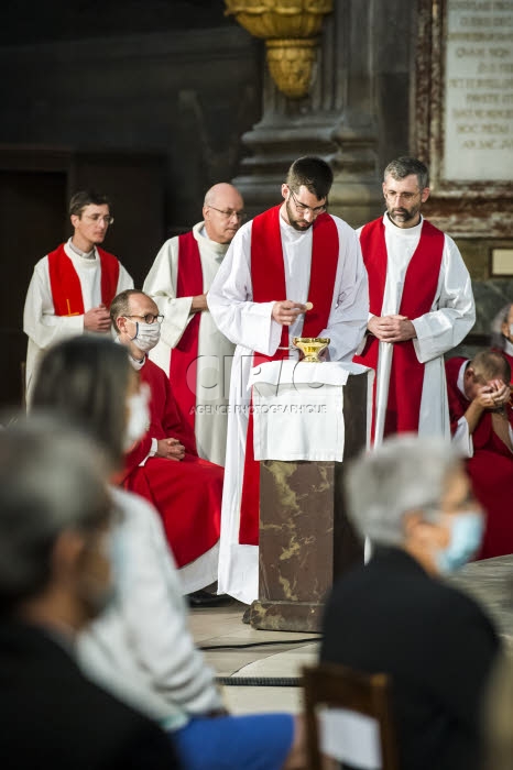 Coronavirus, les prêtres adoptent individuellement la communion par intinction