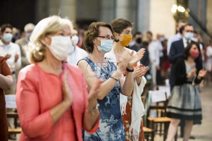 L'assemblée applaudit les prêtres nouvellement ordonnés.