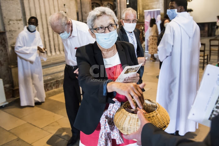 Quête à l'issue de la messe.