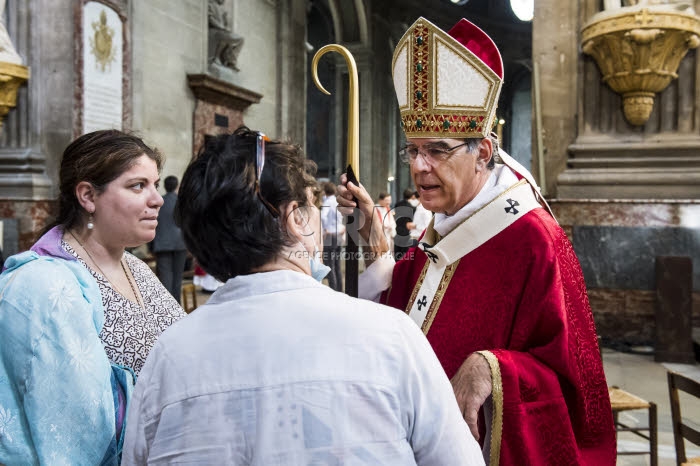 Mgr Michel AUPETIT parlant avec des fidèles.