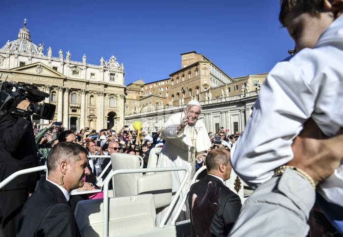 Le pape François saluant la foule lors de l'audience générale