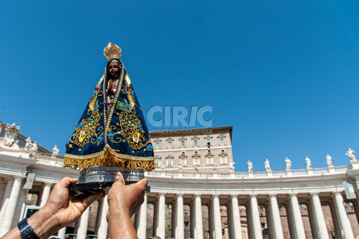 Fidèle tenant une représentation de Notre-Dame d'Aparecida, place St Pierre.