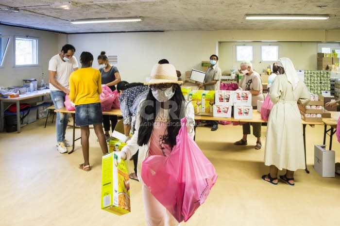 Distribution alimentaire au mois d'août par l'association ASA.