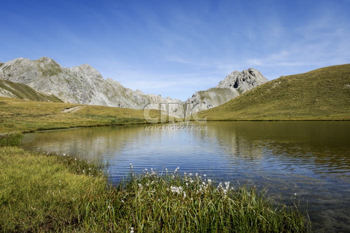Illustration. Lac de montagne, dans les Hautes-Alpes.