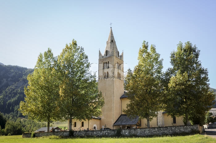 Eglise dans les Hautes-Alpes, l'été.
