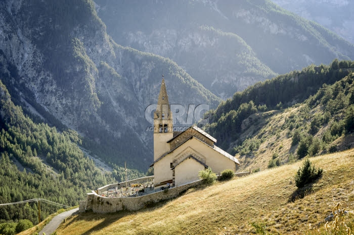 Illustration. Eglise en montagne, dans les Hautes-Alpes.