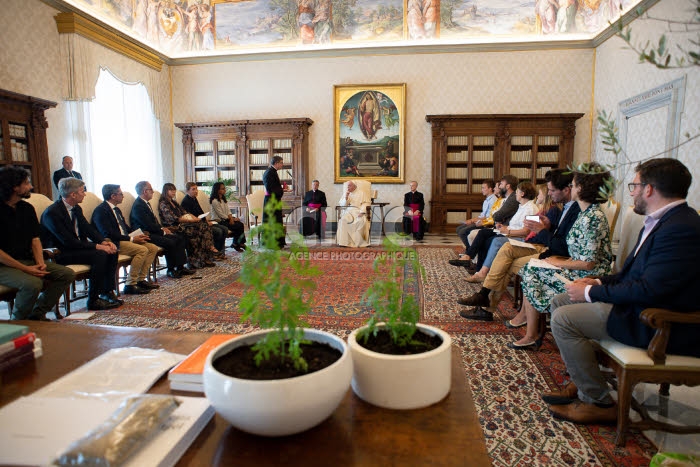 Le pape François reçoit 16 français engagés pour la cause écologique.