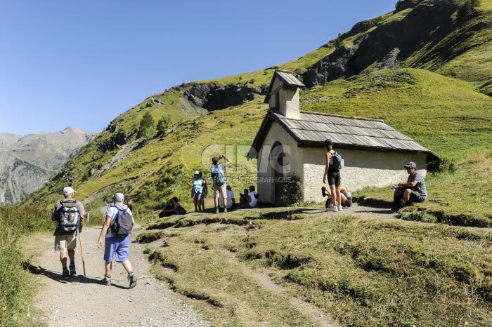 Randonneurs près de la chapelle de la Saulce.