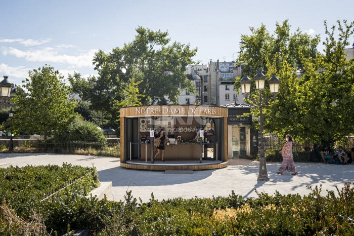 Boutique de souvenirs sur le parvis de la cathédrale Notre-Dame de Paris.