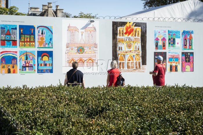 Exposition sur le parvis de la cathédrale Notre-Dame de Paris.