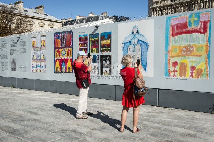 Exposition sur le parvis de la cathédrale Notre-Dame de Paris.