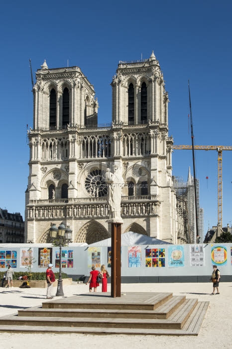 Exposition sur le parvis de la cathédrale Notre-Dame de Paris.