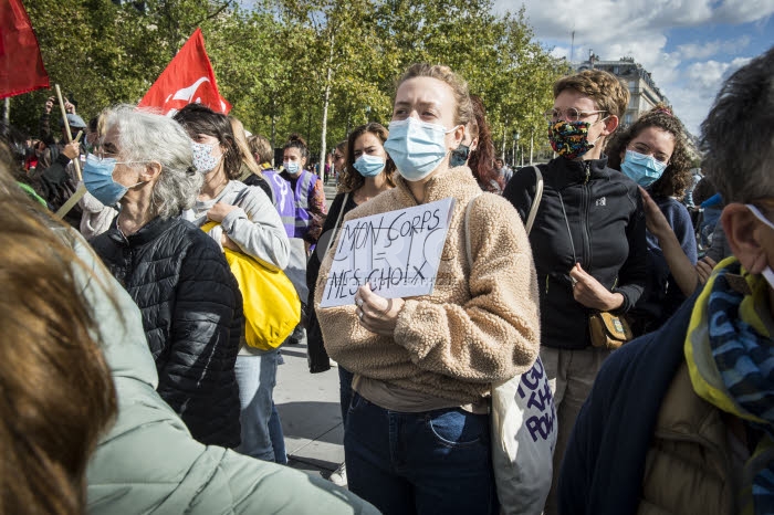 Paris, rassemblement féministe pour défendre le droit à l'IVG.