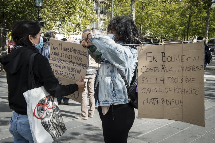 Paris, rassemblement féministe pour défendre le droit à l'IVG.